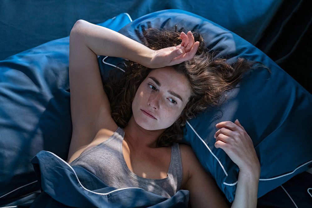 Álmatlanságban szenvedő nő fekszik az ágyban