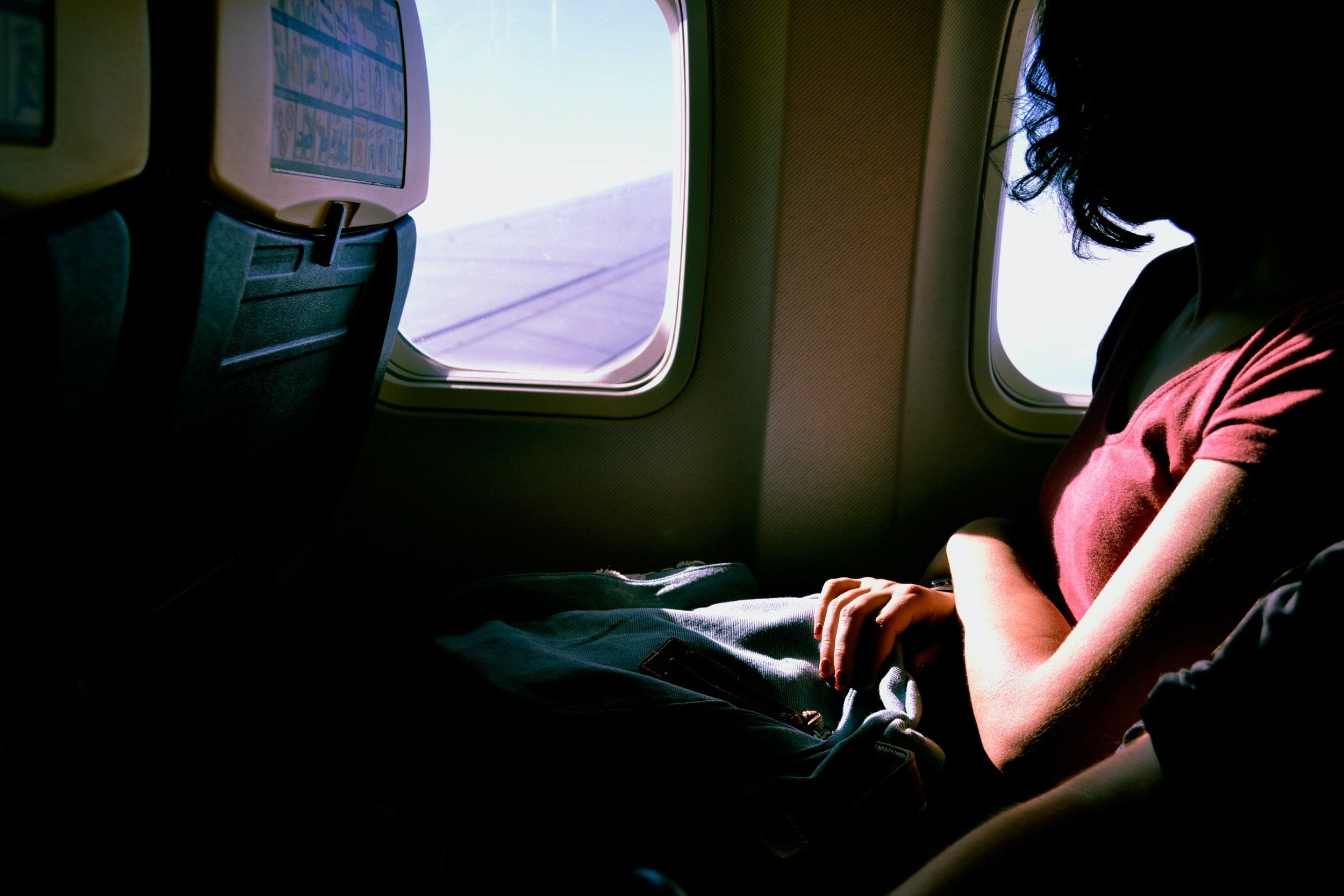 egy nő ül a repülőn