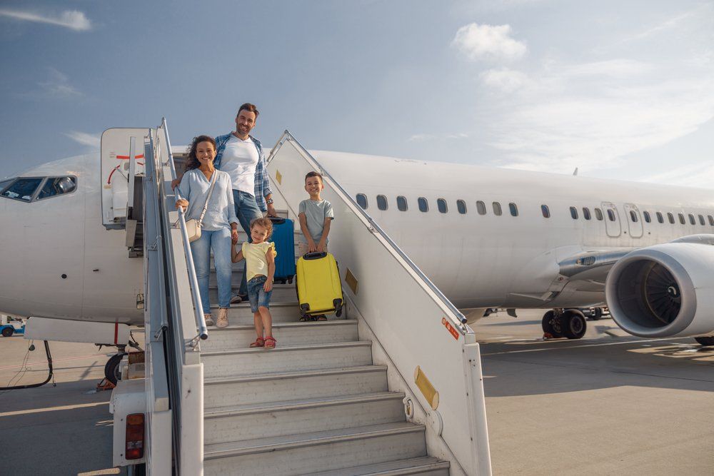 Négytagú család száll le a repülőgépről 
