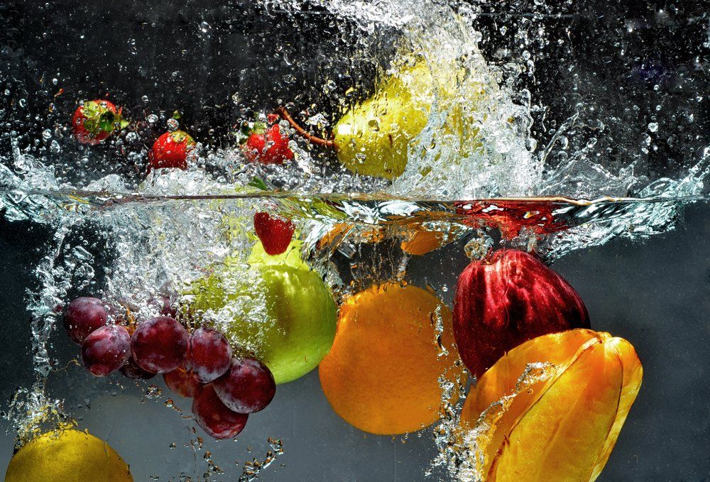 Vízbe eső friss gyümölcsök és zöldségek