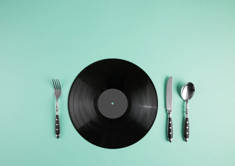 Bakelitlemez mint tányér, körülötte evőeszközök - zenei ízlés koncepció