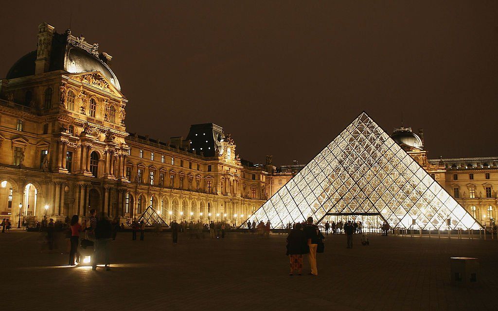  A Louvre múzeum piramisa 2005. augusztus 24-én Párizsban