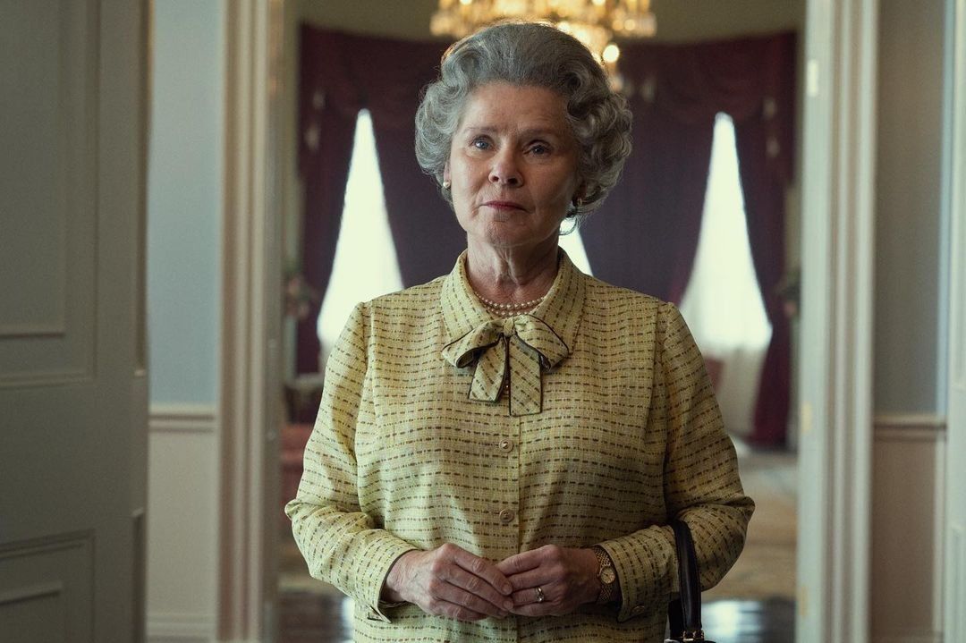 Imelda Staunton II. Erzsébet királynőként A korona című sorozat 5. évadában