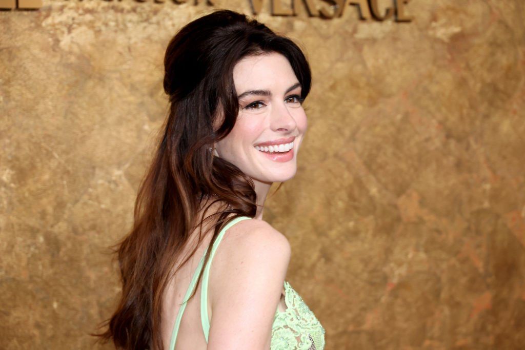 Anne Hathaway a Versace ruhában