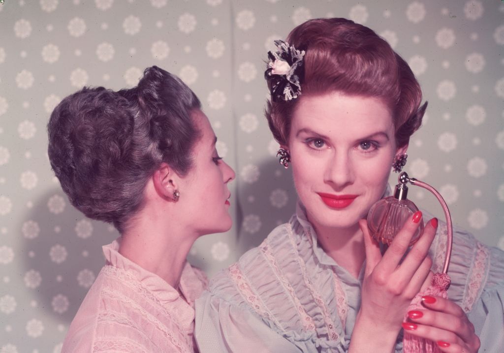 Parfümöt magára fújó nő, és egy másik, őt szagoló nő, 1955.