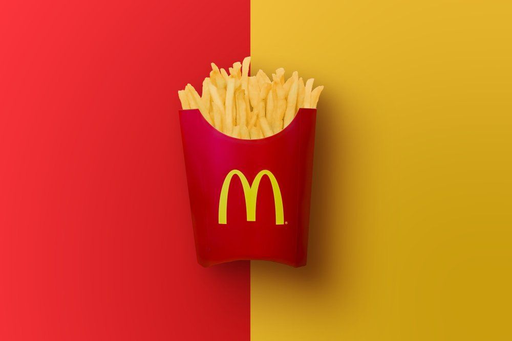 McDonald's sült krumpli piros és sárga háttér előtt