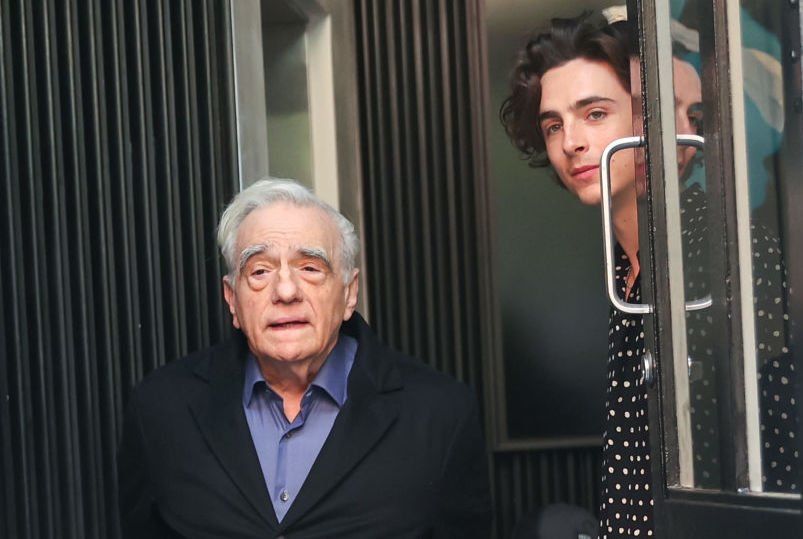 Martin Scorsese és Timothee Chalamet a Chanel Bleu reklámjának forgatásán 2023. április 19-én New Yorkban