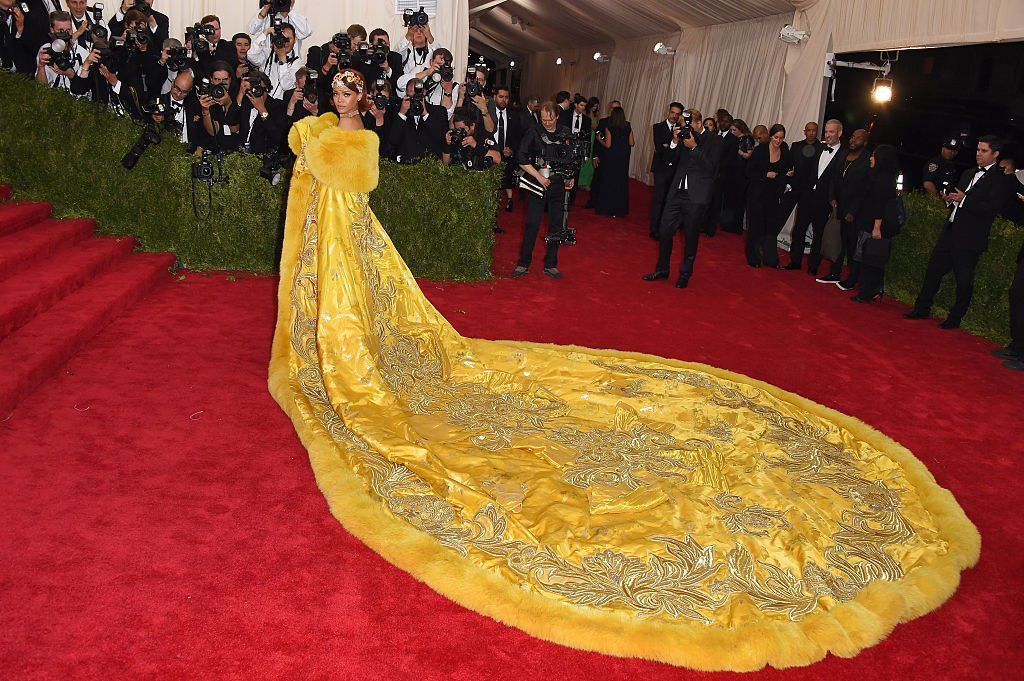 Rihanna a 2015-ös Met-gála vörös szőnyegén arany ruhában