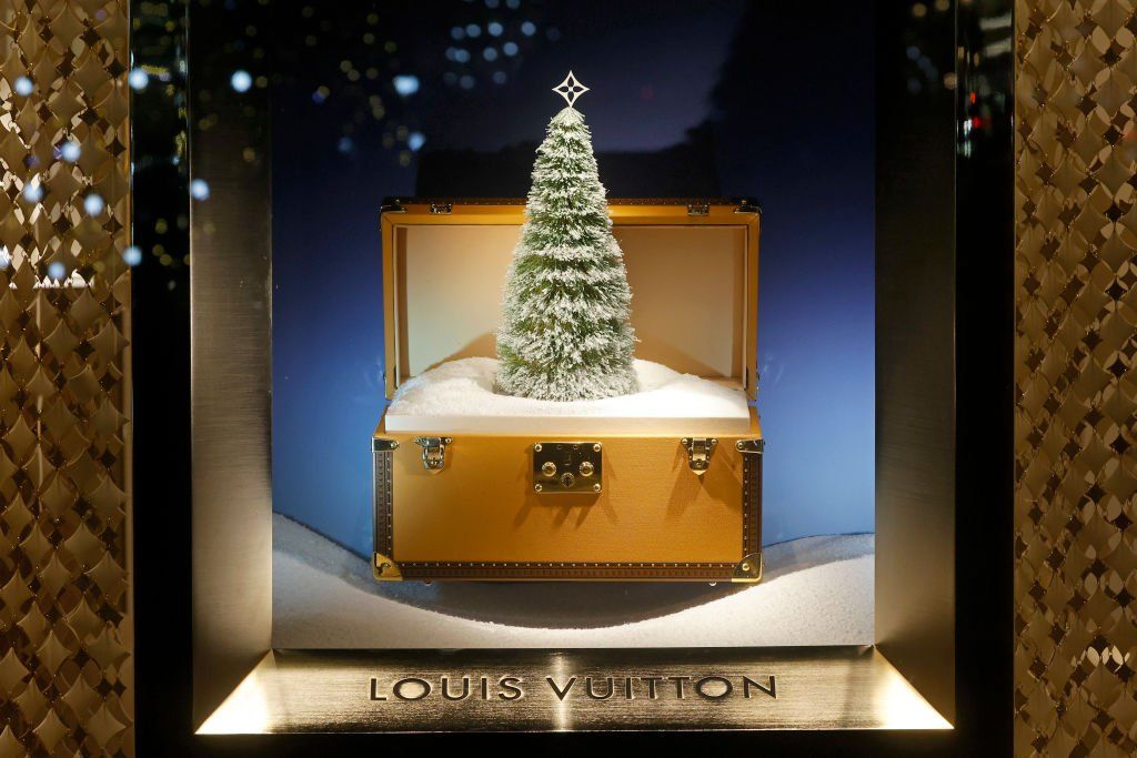 Bőröndre felállított kis karácsonyfa a Louis Vuitton üzlet kirakatában 2022. november 29-én Párizsban
