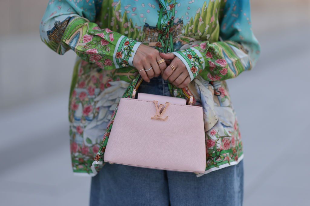 Louis Vuitton rózsaszín bőr Capucines táskát tartó női kéz