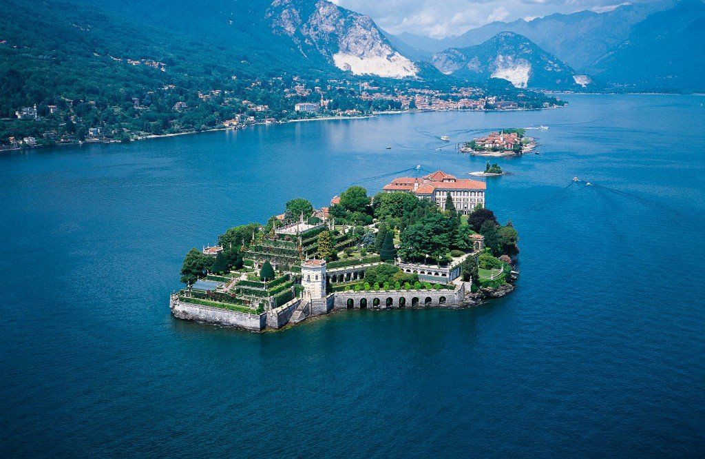 Az olaszországi Maggiore-tó által körülvett Isola Bella szigete