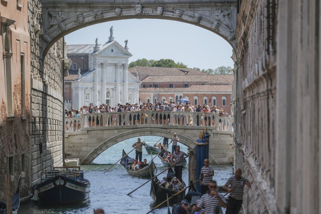A Sóhajok hídja alatt áthaladó gondolák a Szent Márk tér közelében 2023. augusztus 02-án, Velencében