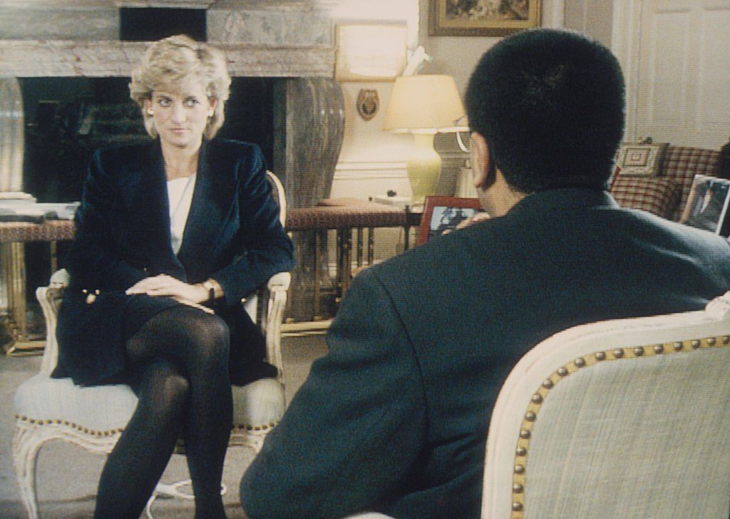 Martin Bashir interjút készít Diana hercegnővel a Kensington-palotában a Panorama című televíziós műsor számára 1995-ben