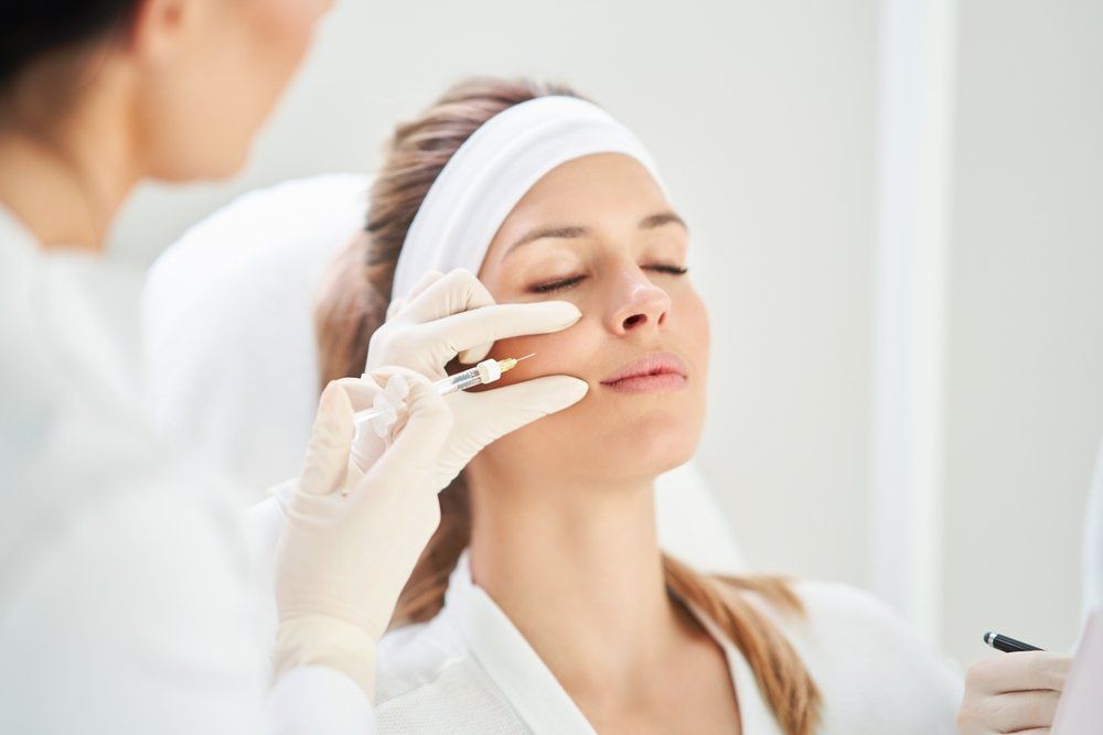 Fiatal nő botox injekciós kezelést kap az arcába