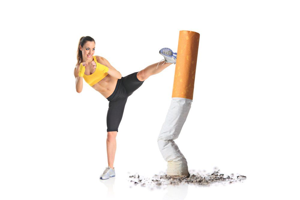 Cigarettába belerúgó, sportos nő - dohányzásról való leszokás