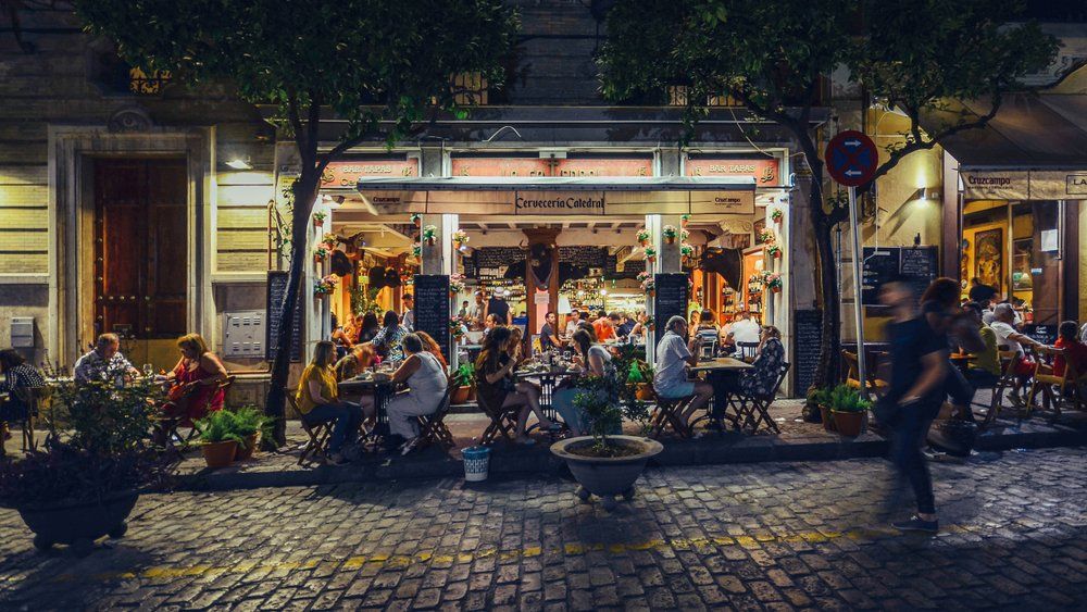 A Calle Mateos Gago utcában található forgalmas bár és étterem a spanyolországi Sevilla történelmi központjában