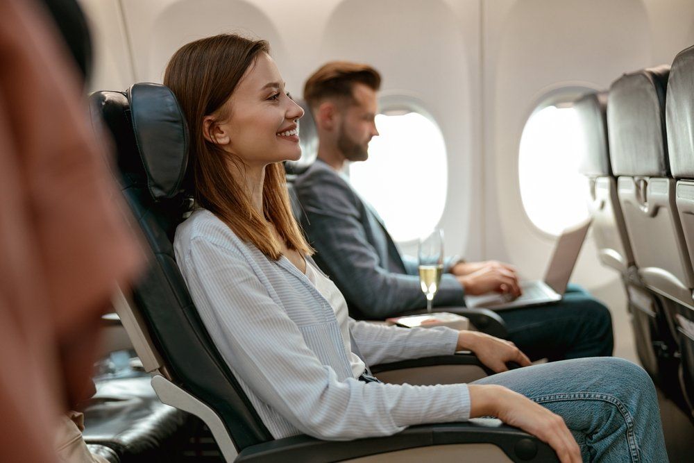 Repülőgépen utazó nő