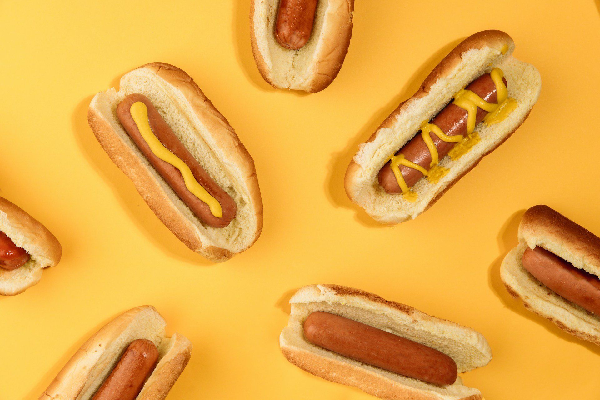 Hot dogok sárga háttéren