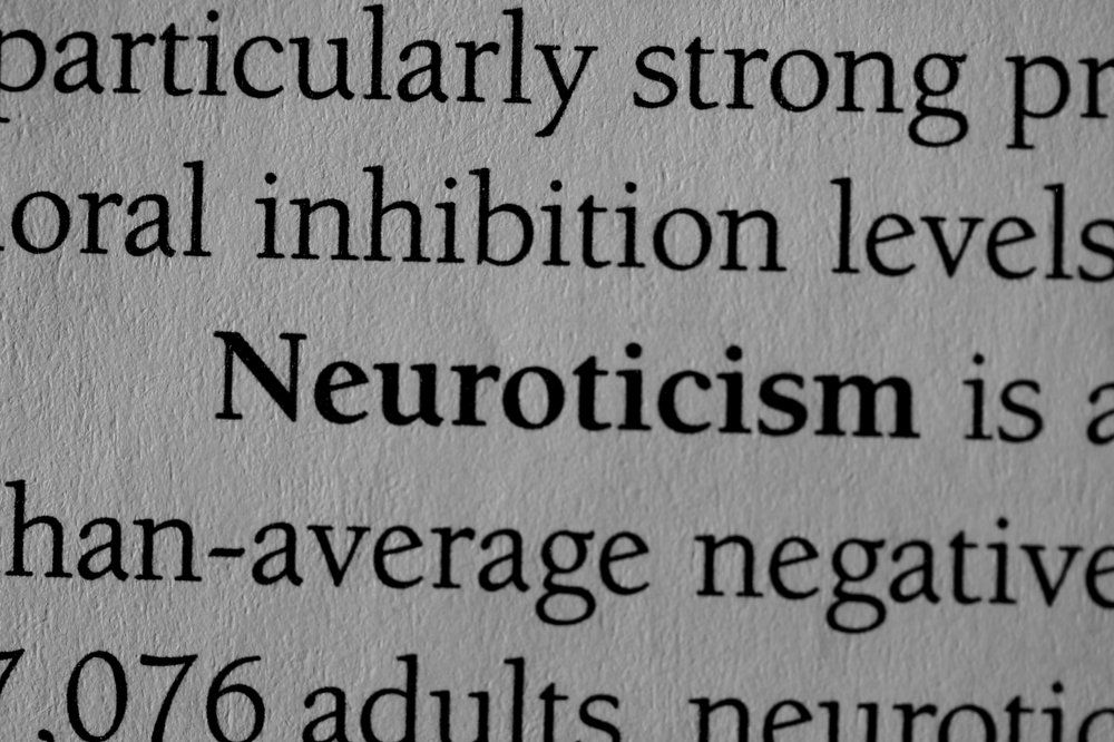 Neuroticizmus szó angolul, egy nyomtatott szövegben