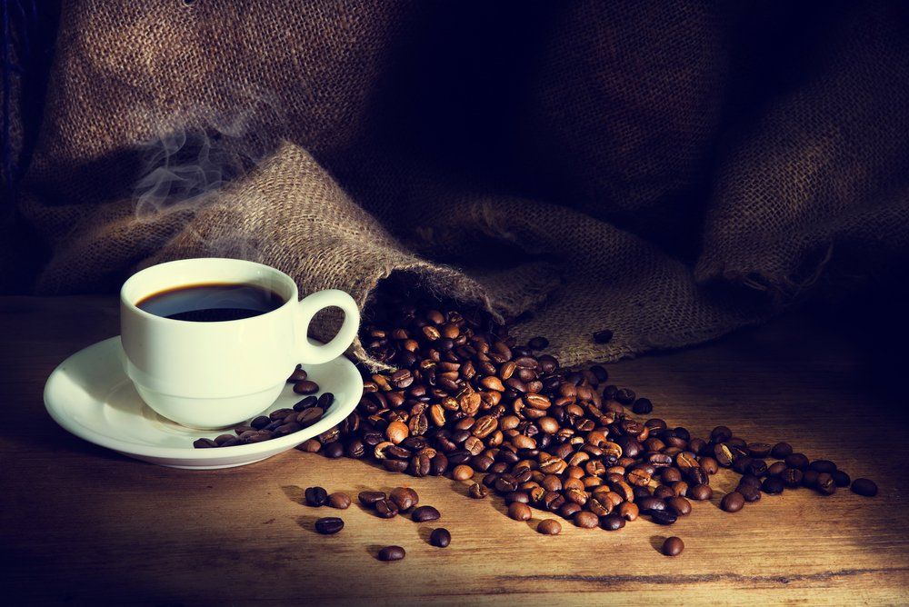csésze kávé és kávébabok