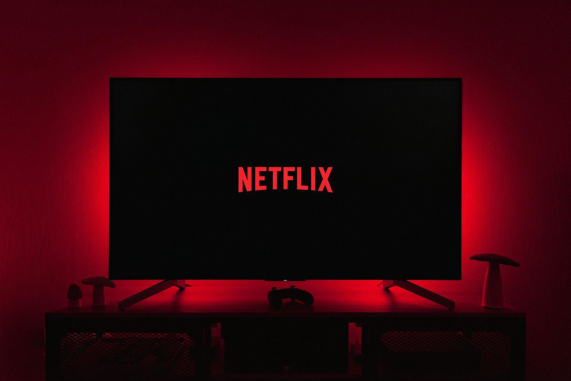 Netflix logója egy tévé képernyőjén