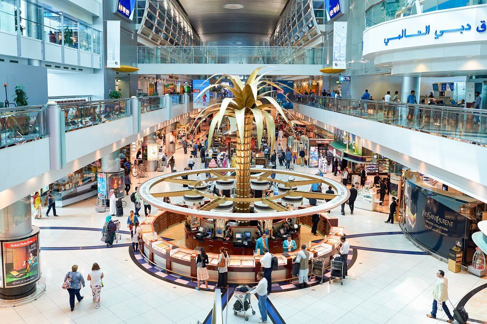 DUBAI, Egyesült Arab Emírségek: A dubaji nemzetközi repülőtér belsejében
