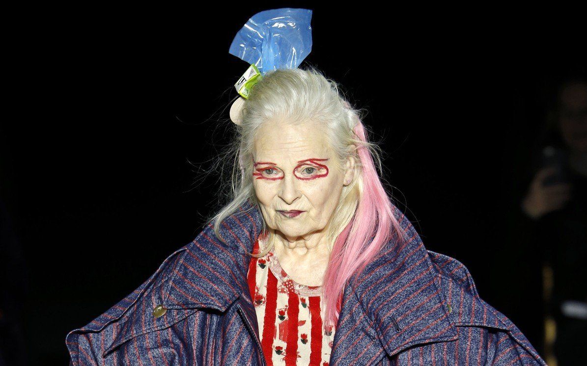 Vivienne Westwood a Ready to wear 2017-es őszi téli kollekciójának bemutatóján a párizsi divathéten 2017 februárjában