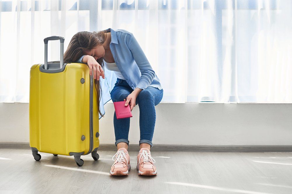 Fáradt nő a bőröndjével