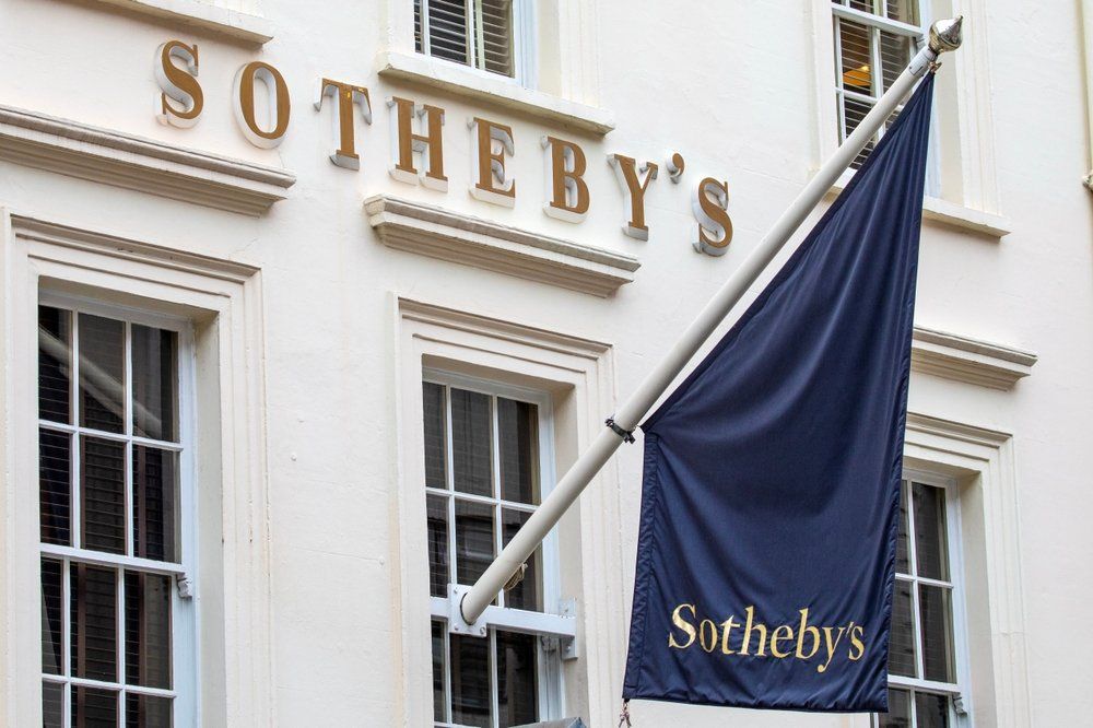 A Sotheby's aukciósház külseje a londoni Mayfairben, a New Bond Streeten
