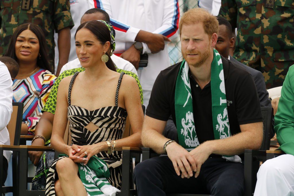 Harry, Sussex hercege és Meghan, Sussex hercegnéje a Nigeria Unconquered közösségi alapú jótékonysági szervezet ülőröplabda-mérkőzésen Invictus Games évfordulójának ünneplése részeként a nigériai Abujában, 2024. május 11-én