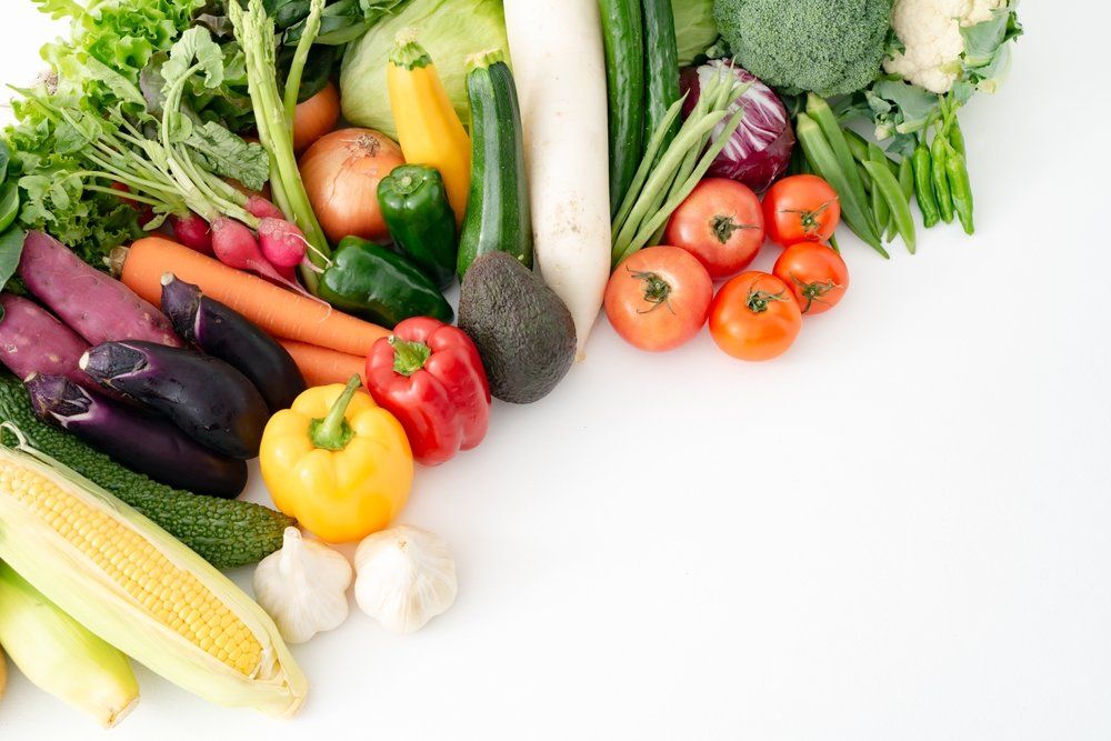Zöldségek és gyümölcsök fehér háttéren