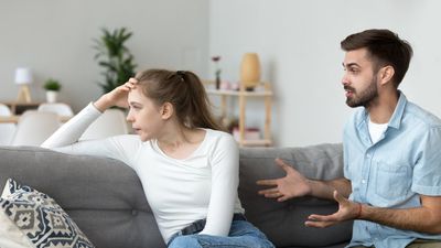 Nő és férfi vitatkozik a kanapén
