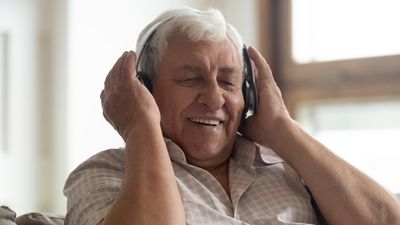 Idős ember zenét hallgat.