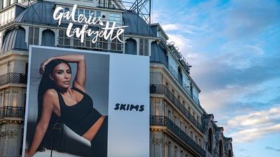 kim kardashian skims plakat a galeries lafayette oldalan parizsban