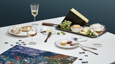 water and wines puzzle, bor, sajt es sutemeny az asztalon