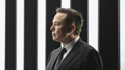 Elon Musk a tesla-gyárban 