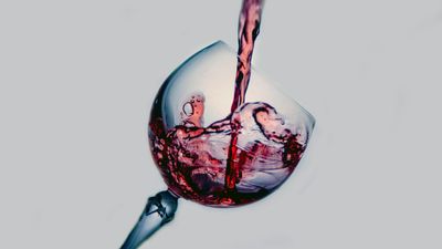 Vörösbort öntenek egy üvegpohárba