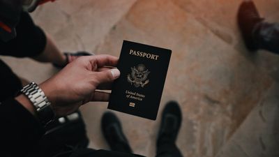 Egy férfi az útlevelét tartja a kezében