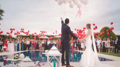 Egy esküvőn lufikat engednek az égbe