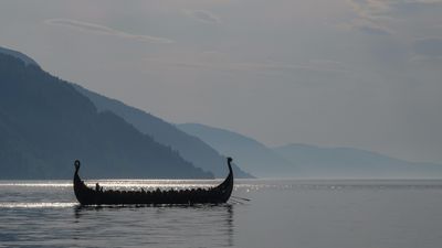Egy vikinghajó úszik a vízen