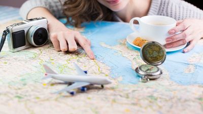 Utazásról való álmodozás egy térkép fölött