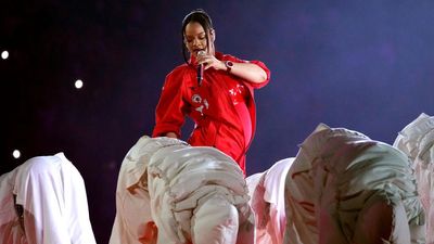Rihanna a Super Bowl félidei műsorán énekel piros ruhában
