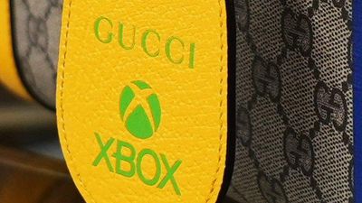 a Microsoft Xbox és a Gucci logója egy bőrcimkén