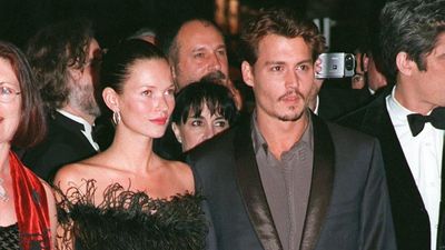 Johnny Depp és Kate Moss egymás mellett állnak elegáns ruhában