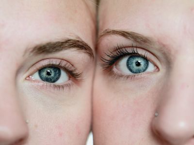 két nő kék szemei egymás mellett
