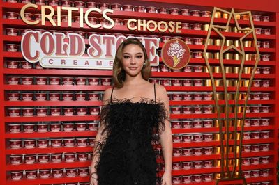 Madelyn Cline a Critics' Choice Awards gáláján fekete ruhában áll