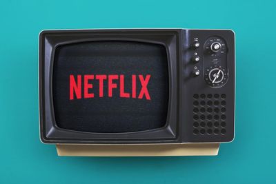 Netflix felirat régi tévé képernyőjén, kék háttér előtt