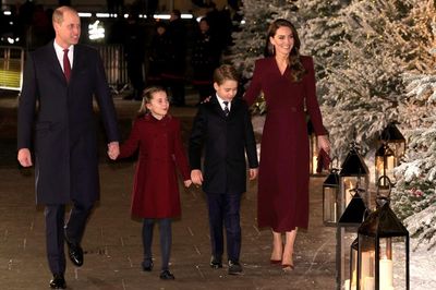 Vilmos herceg és Katalin hercegné gyerekeikkel sétálnak karácsonykor