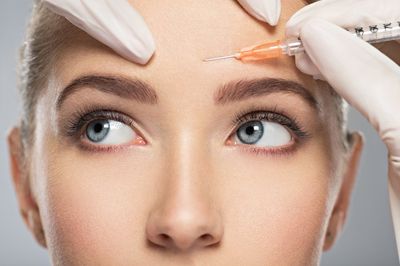 botox injekciót kap egy nő a homlokába