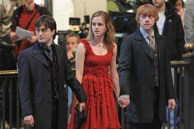 A Harry Potter három főszereplője a film egyik jeleneténél egymás kezét fogva